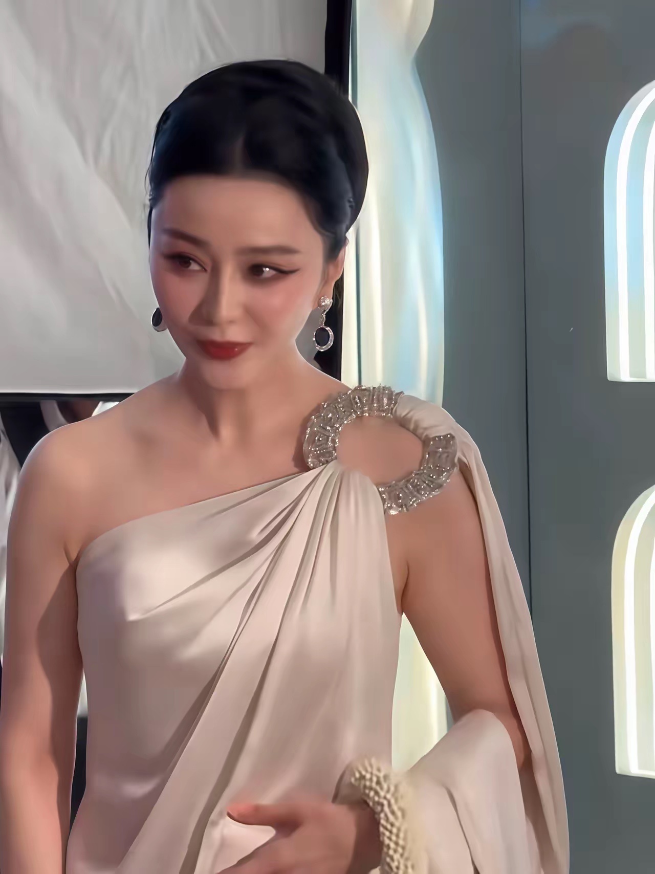 冰冰姐妆容没有那种乱七八糟的眼影口红，也不网红装嫩，是很高级的，绝对的大女主气场