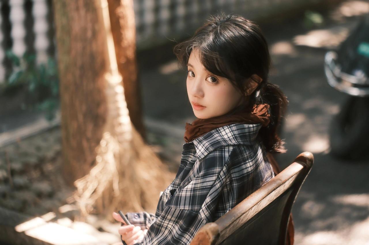 这张照片的光影运用堪称生活写真人像的典范。暖金色的光线如丝般缠绕在人物身上，将每