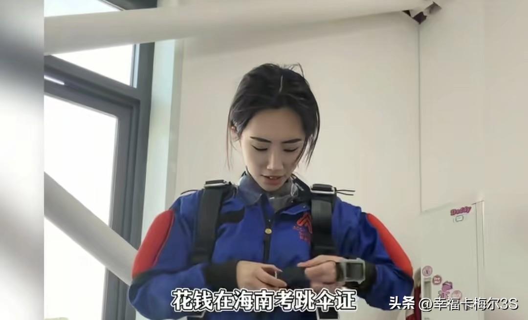 跳伞教练崩溃瞬间：学员螺旋升天还跪地表我这教资怕是要凉！
 
这姐们儿八字硬得跟
