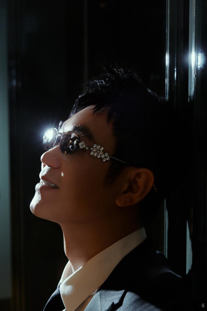 大鹏11年从新人导演成长为实力派导演大鹏获最受传媒关注导演编剧同一个颁奖舞台，两