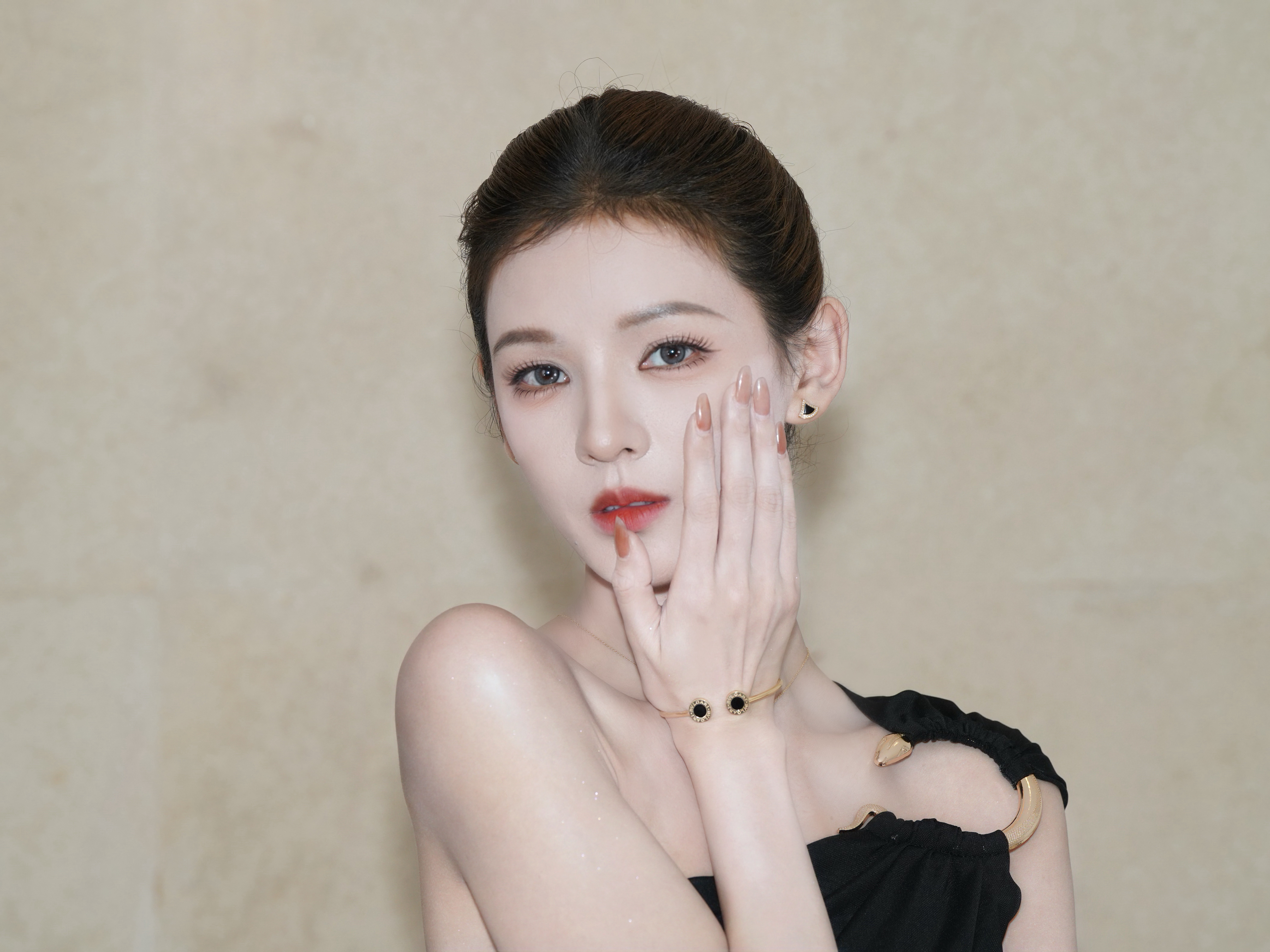 张予曦定格优雅瞬间 张予曦定格优雅瞬间，一大早就看到美照，心情都变好啦~ ​​​