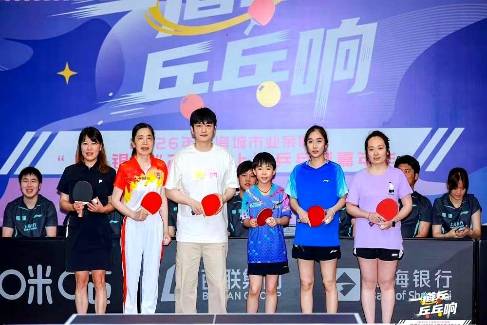 灯光压在球台，7月4日上海乒乓球嘉年华时，樊振东盯着对面的金山队女选手，眼神像被