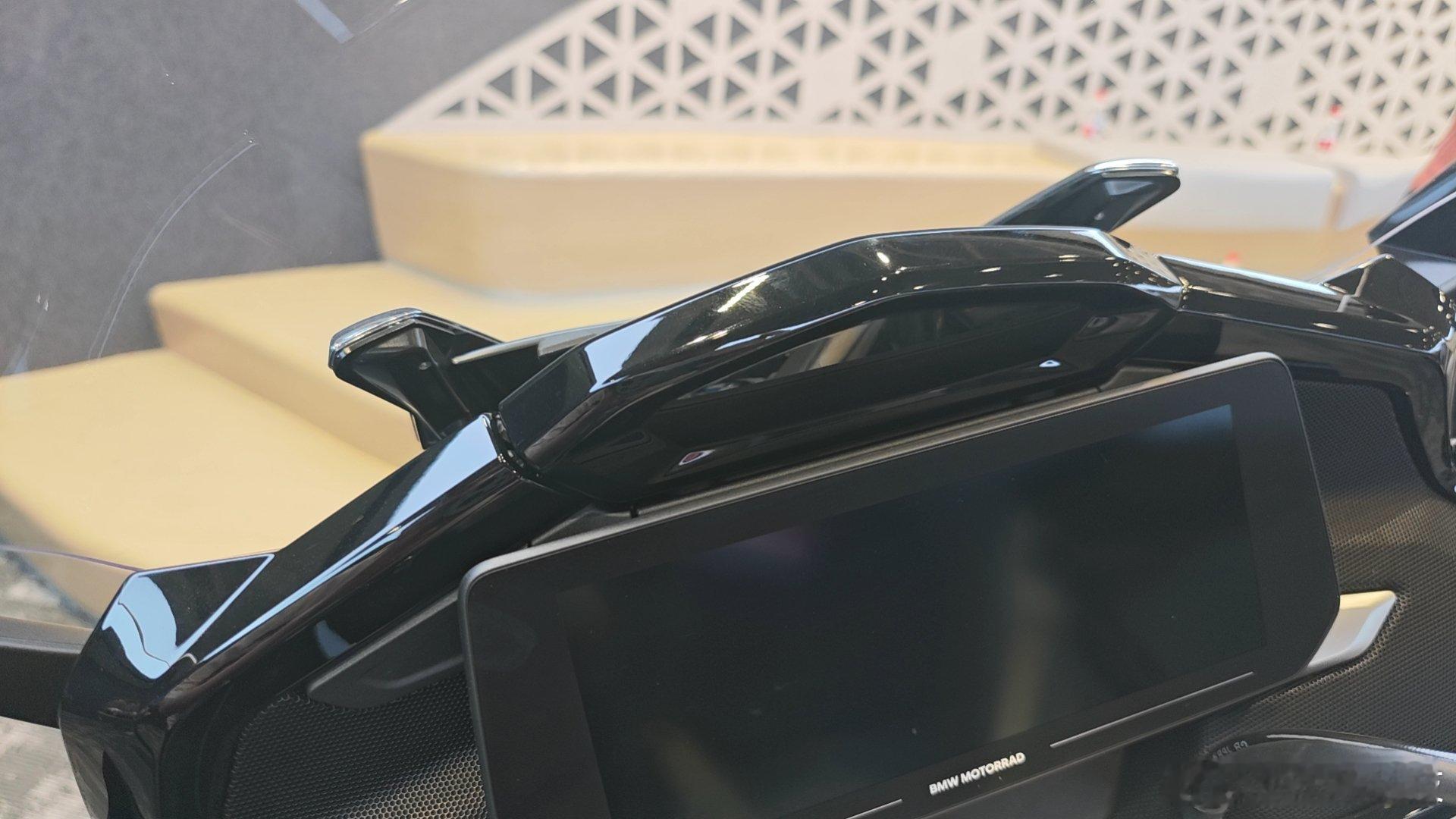 钱花哪儿哪儿好。。摩托车也一样。当我还在琢磨夏天把手机放支架上容易过热的时候，宝