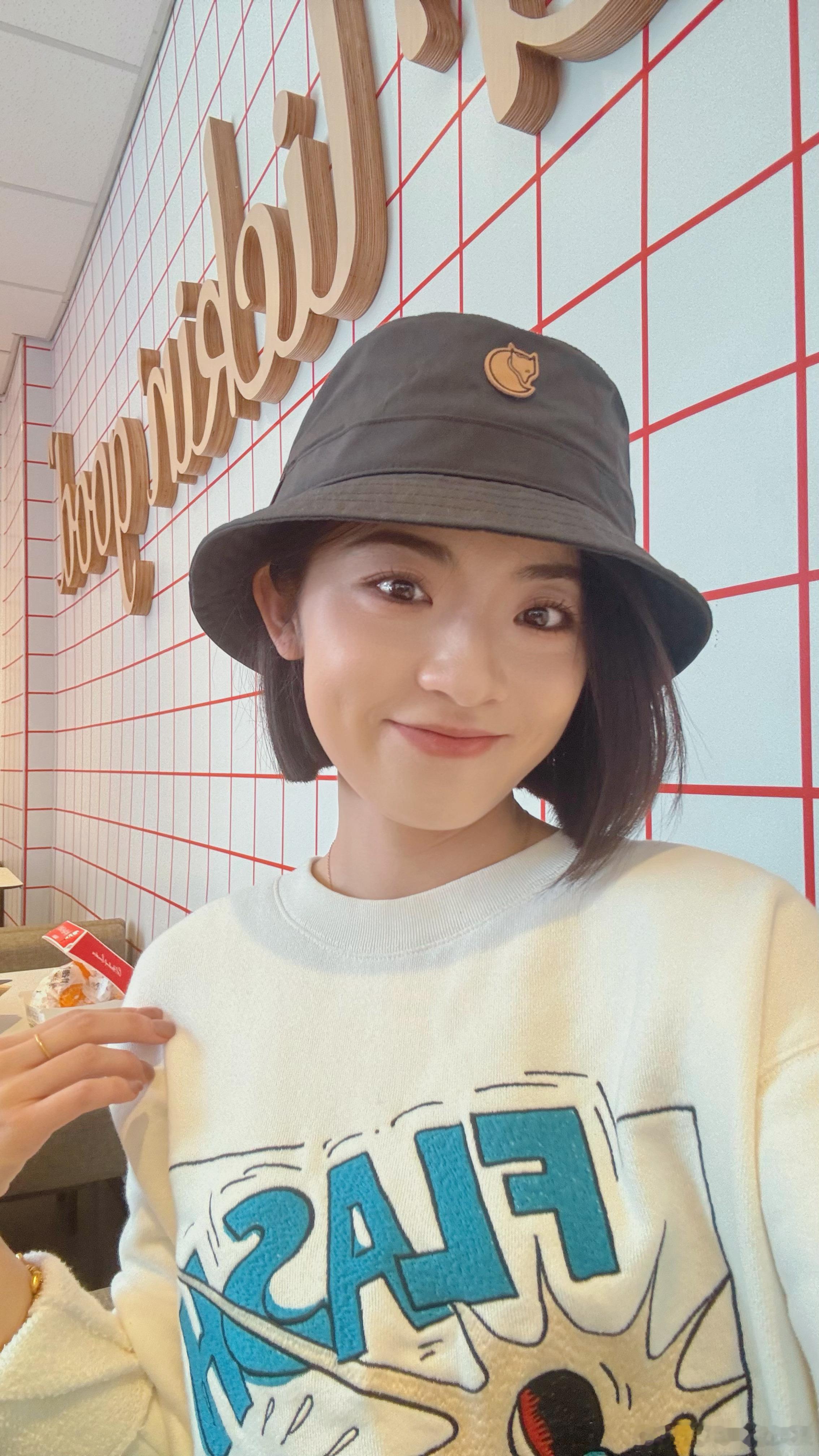 已老实 家人们在线求问 这个氧气能一直吸嘛能的话我睡一会儿 头疼眼睛又疼又木 ​
