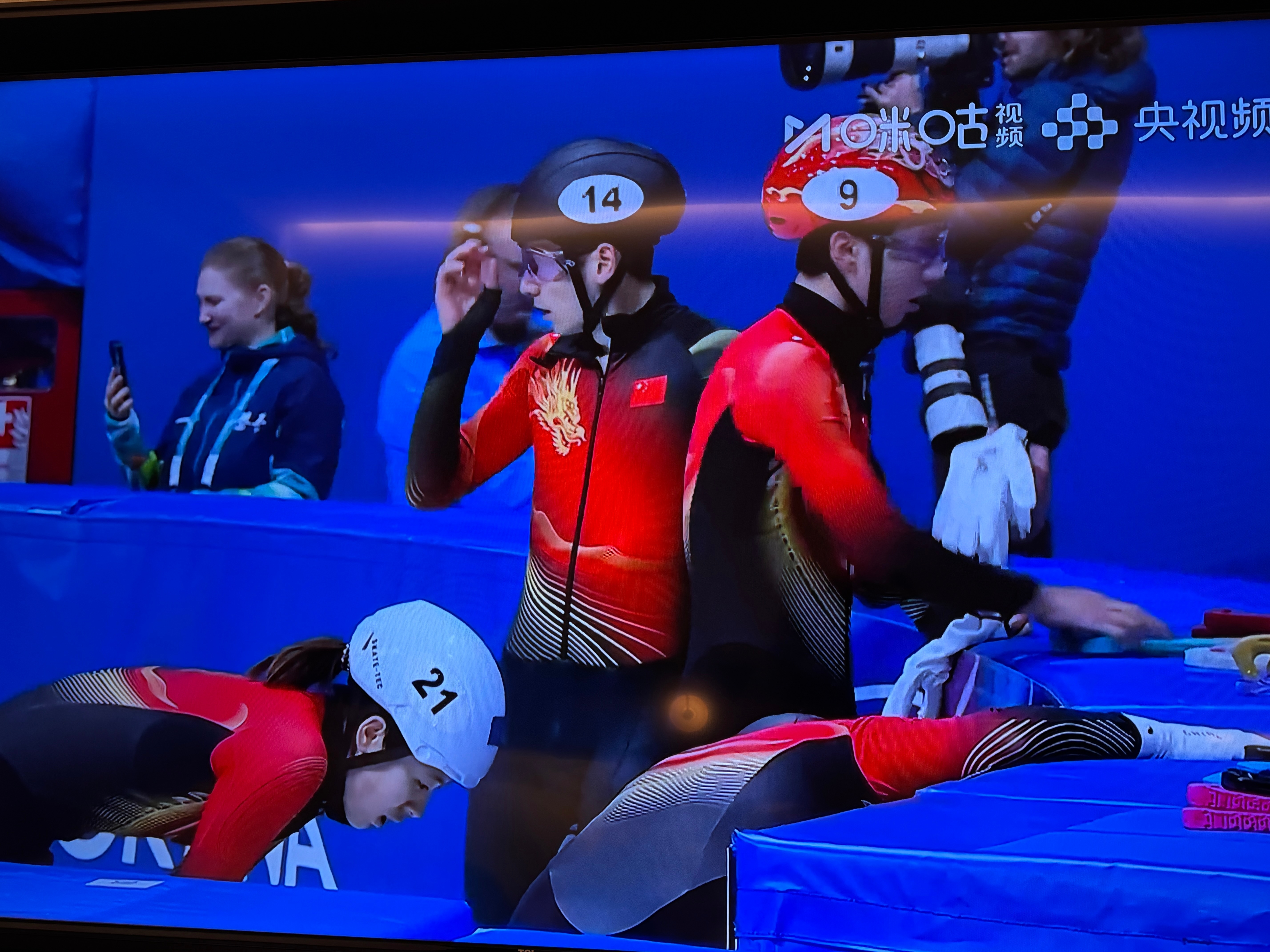 一路领先！太可惜了！中国短道队混接进决赛