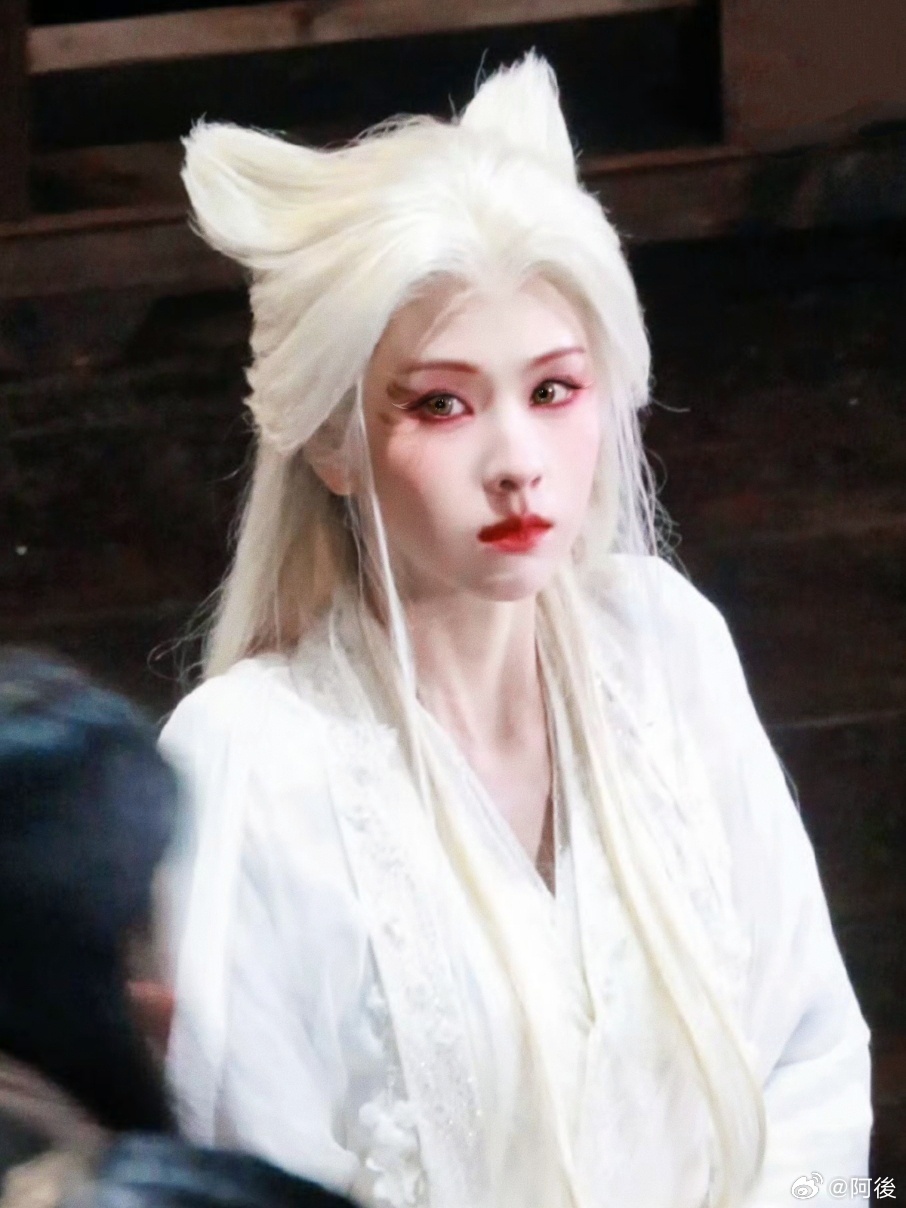 月鳞绮纪这段九尾狐打戏夯爆了九月狐这打戏又仙又野，特效绝了，氛围感直接拉满，每一