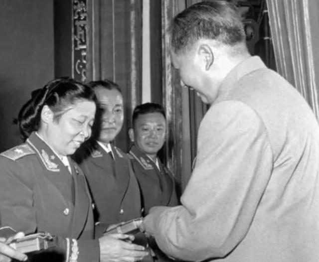 1927年，一女子为躲避敌人追捕，藏身在山洞里数日。危险还没解除，她却收到了丈夫