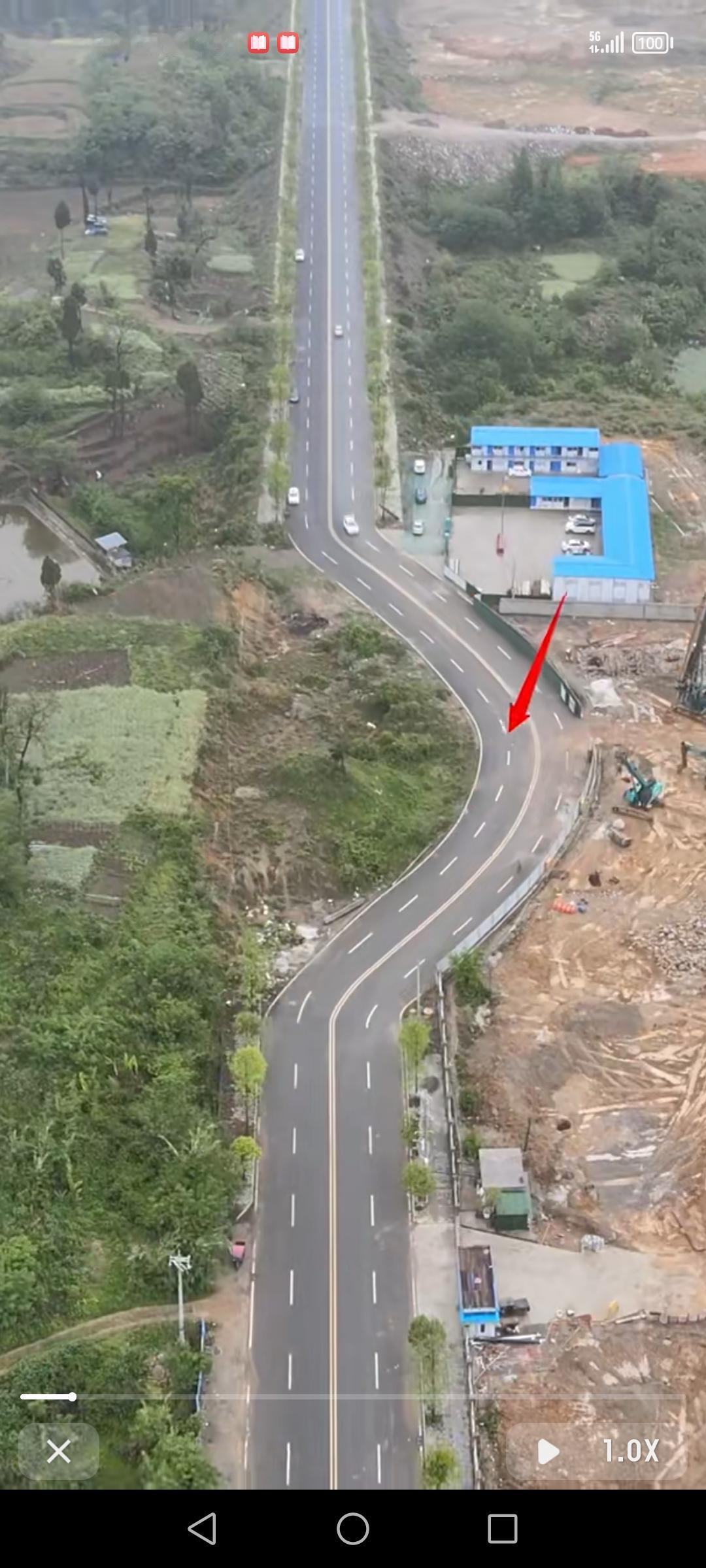 博士站在公路旁，望着那绕弯的公路直发愣。按常理，把路修直能节省不少路程和成本。他