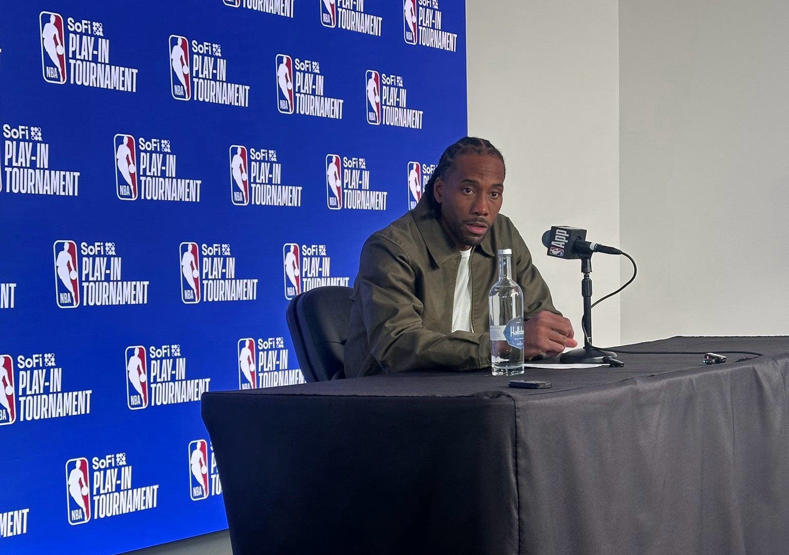 当被问及是否愿意留在快船时，伦纳德表示：“先让我再多为这场失利难过一会儿。到时候