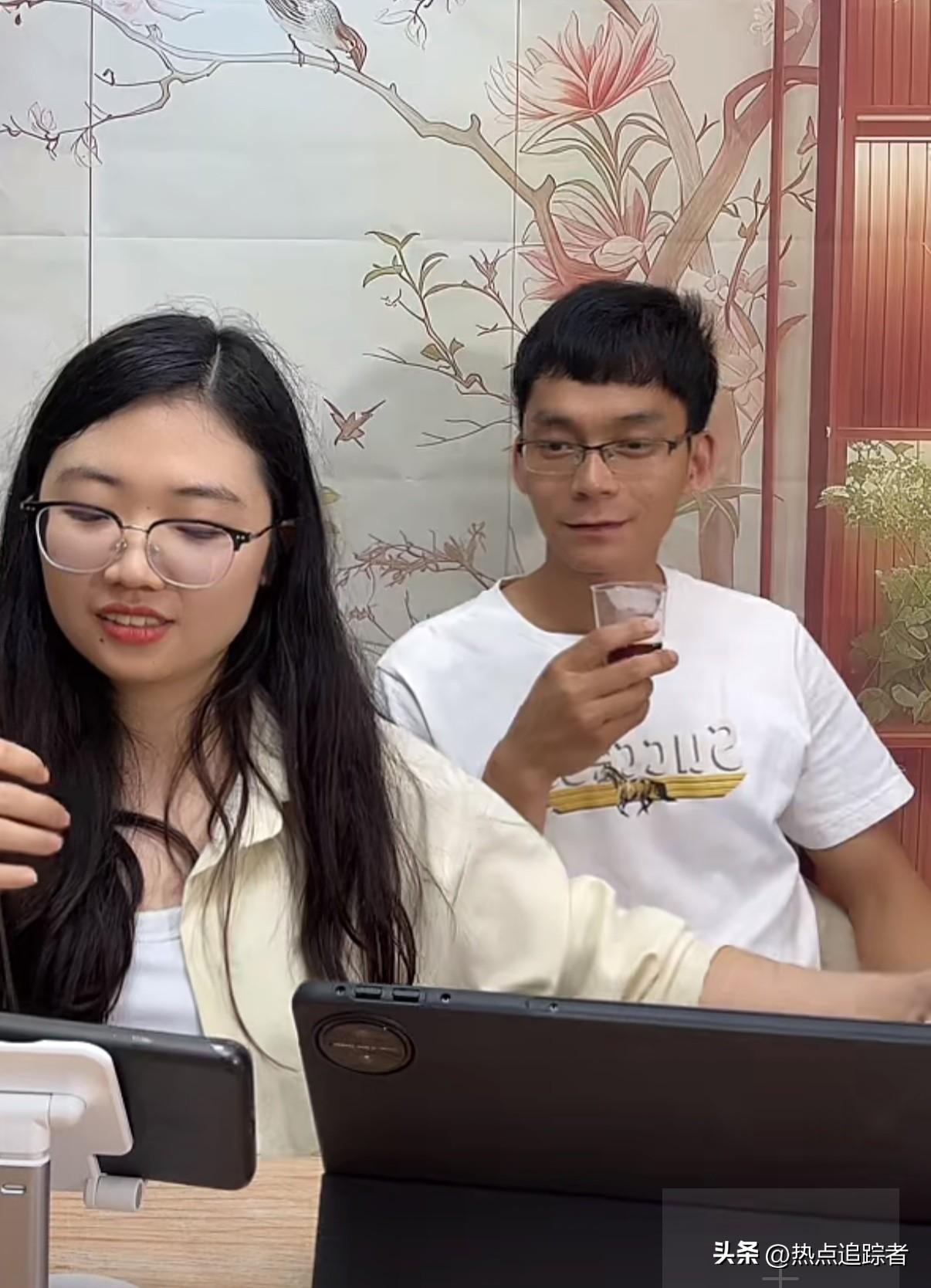 今晚，唐尚珺再度和他的小伙伴小周开启了直播。直播间的人气颇为不错，稳定有一千多位