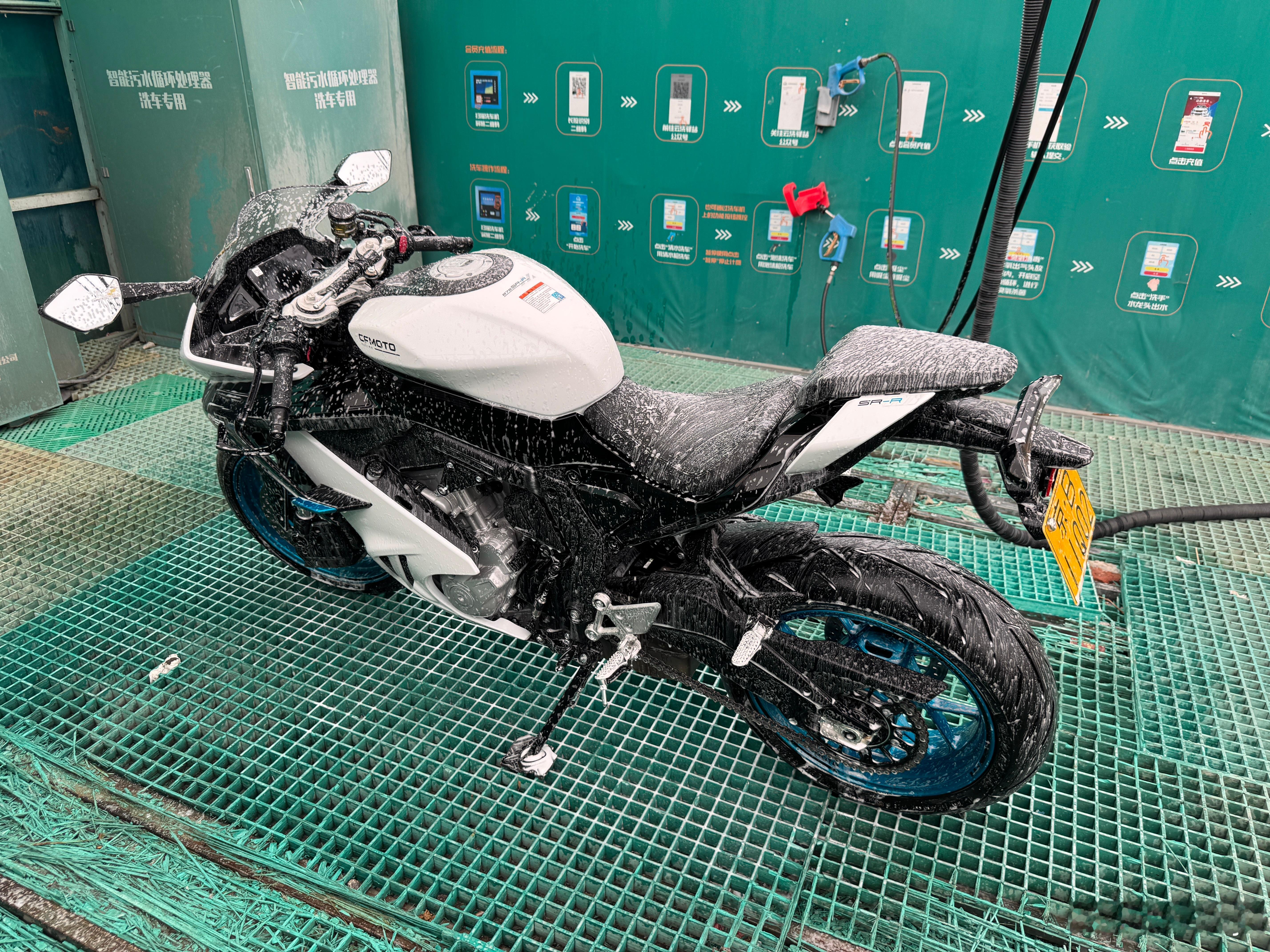 这么黄的天，黄沙天要来了吗？不会让我白洗车吧