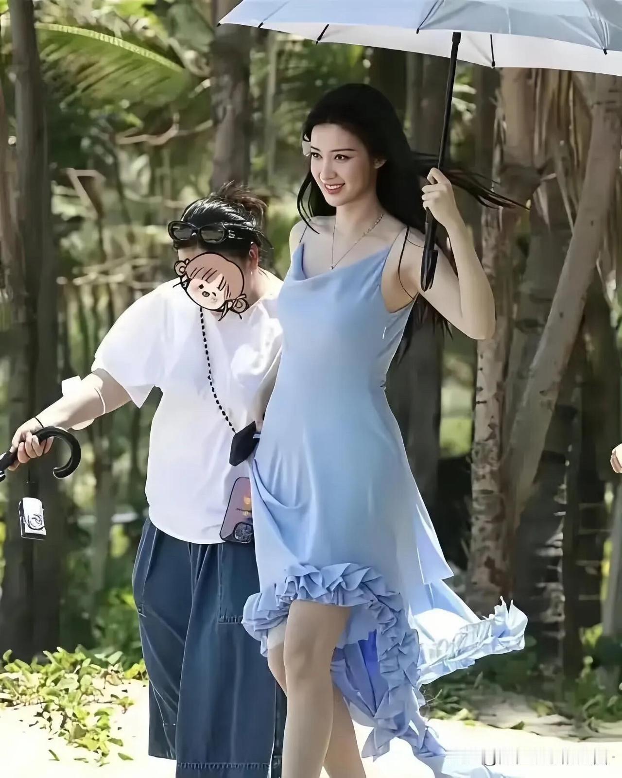 肤如凝脂，说的就是王楚然吧，头圆脸小，眼睛又大又圆，身材高挑，皮肤白嫩，是真正意