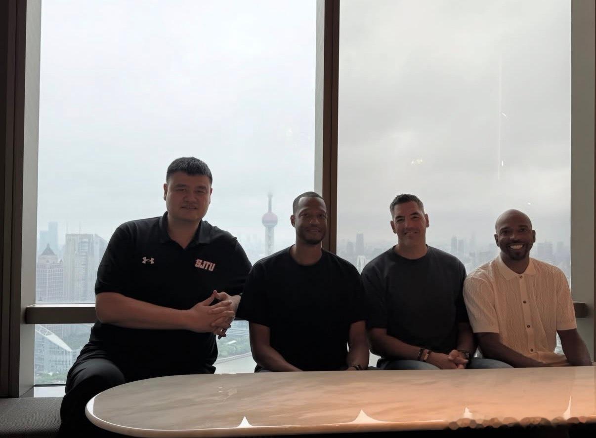 姚明在上海招待老队友斯科拉和汉密尔顿等人📸休斯顿火箭nba交易休斯顿火箭
