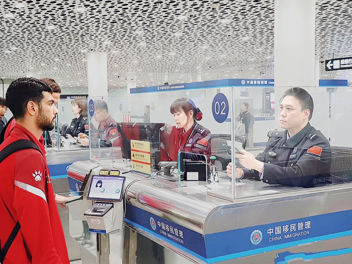 白云机场边检查验一批印度旅客时发现：行李翻遍一分钱没有，无酒店预订、无返程机票，