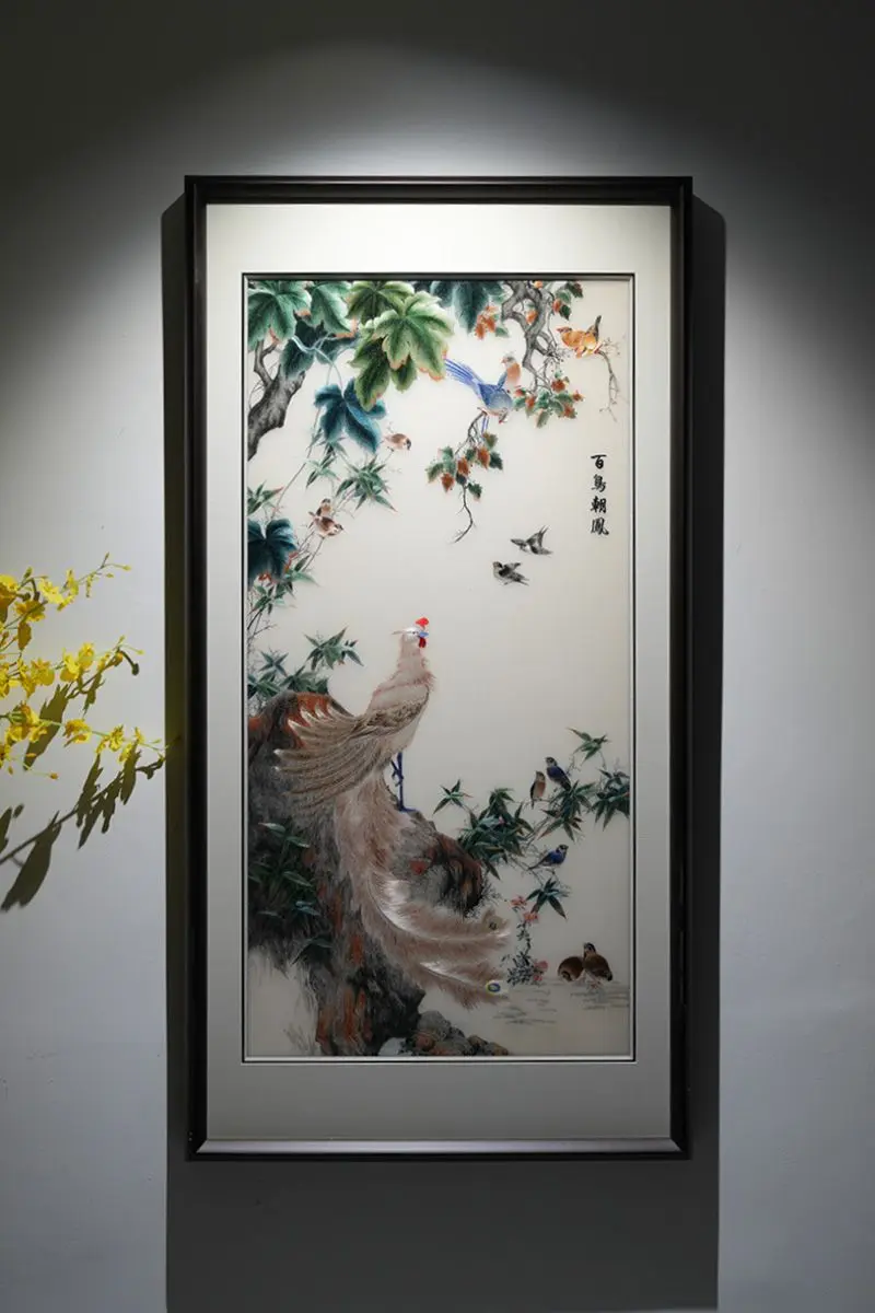 丝绣百鸟朝金凤，绫间祥瑞纳前程 柔丝织百鸟朝凤盛景，走线分凤羽飘逸、群...