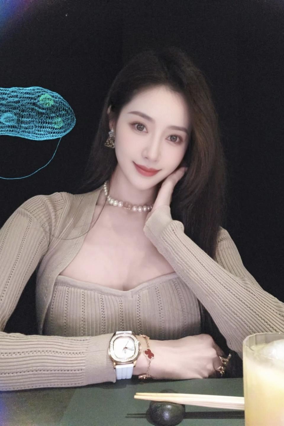 成年人的顶级通透，是看清不拆穿，知趣不纠缠，允许一切如其所是。
女人要么美一点要