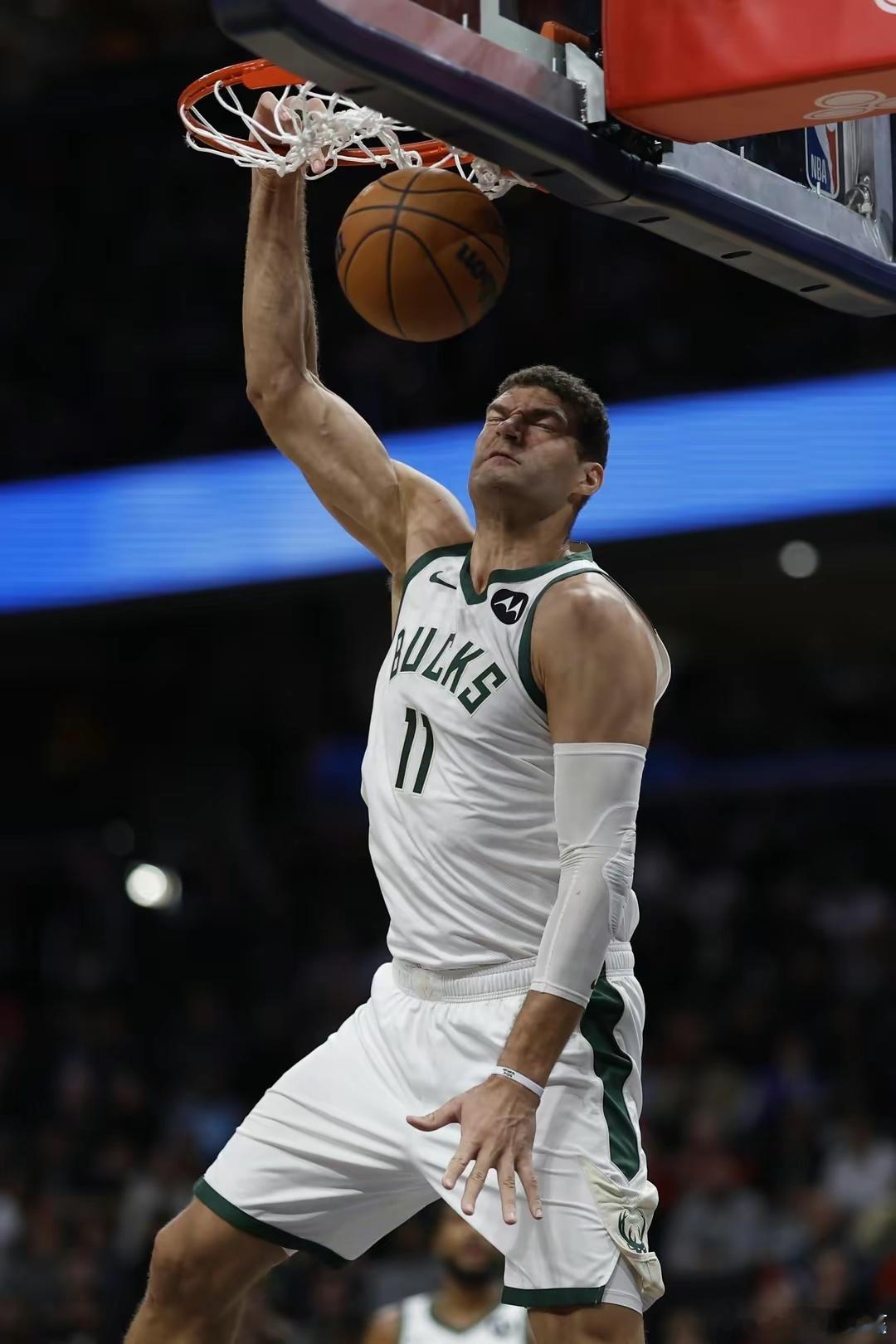 NBA常规赛，雄鹿100-112输给骑士。本场比赛，大洛佩斯手感不佳。他出战35