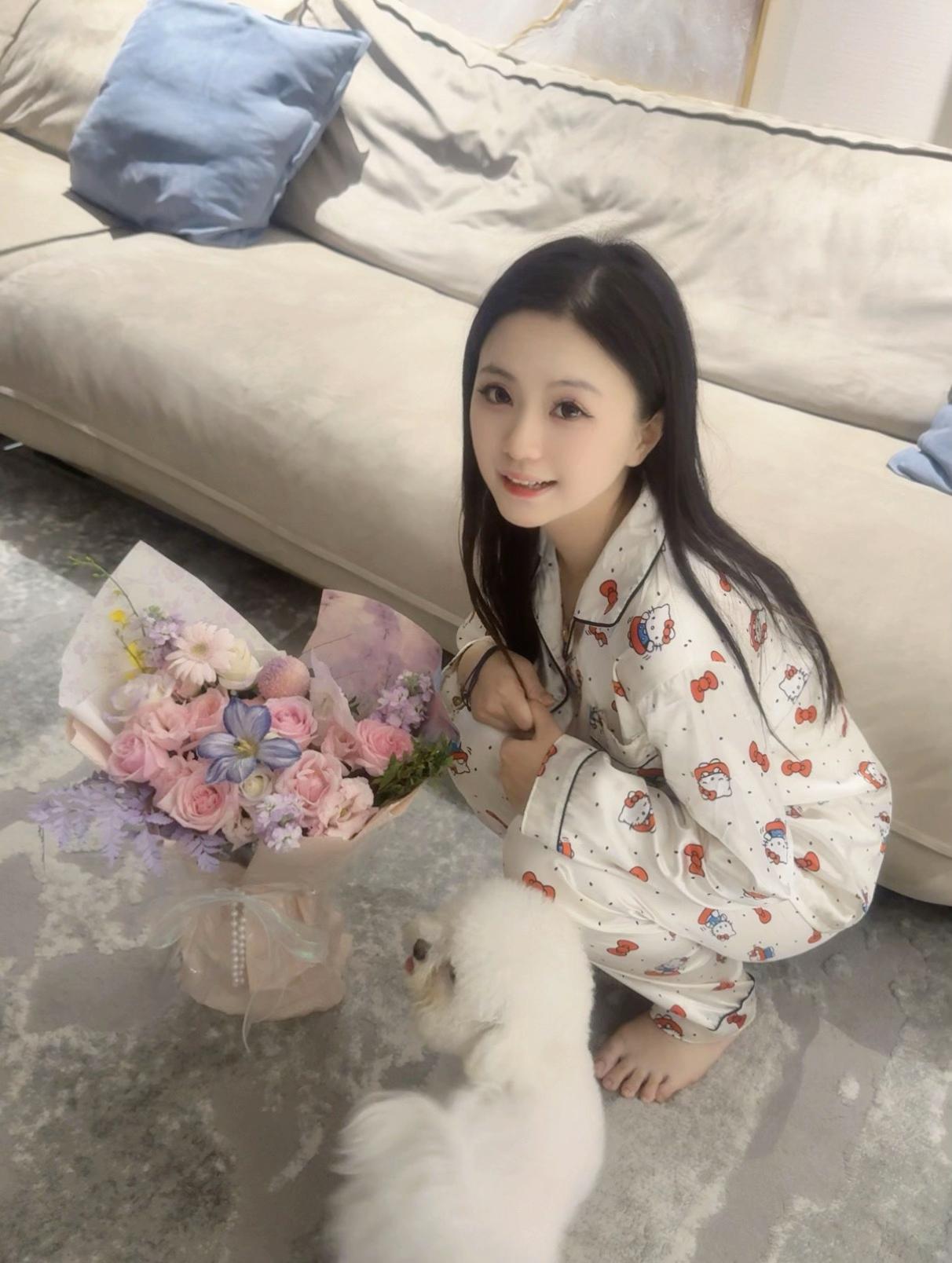 爱很简单，我崇拜他，他欣赏我，我怕他辛苦，他怕我委屈，怕我吃不好穿不暖没钱花