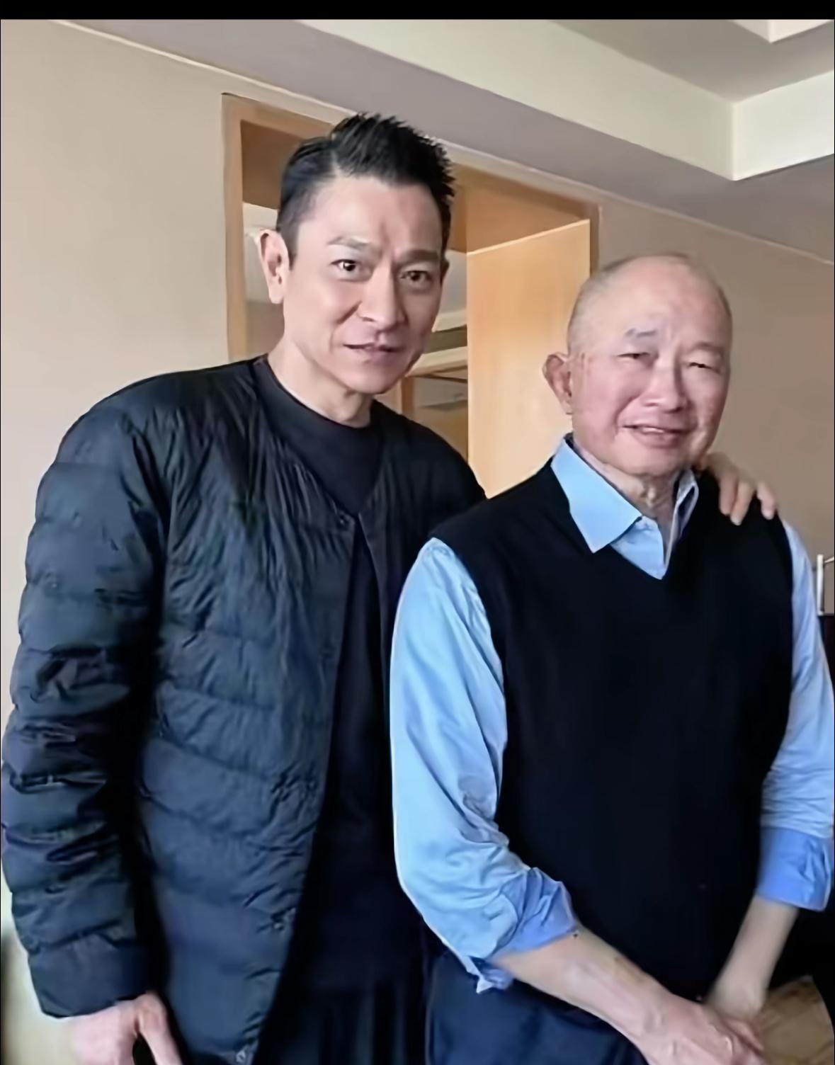 刘德华旁边这位大佬是谁？非常有气质