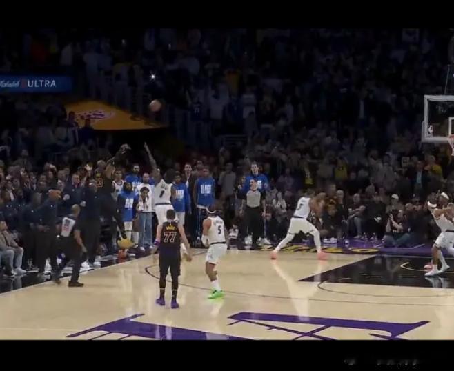 湖人这关键球打得太抽象了，还剩六秒前场发球，四个人从后场往前跑，东契奇接球大空位