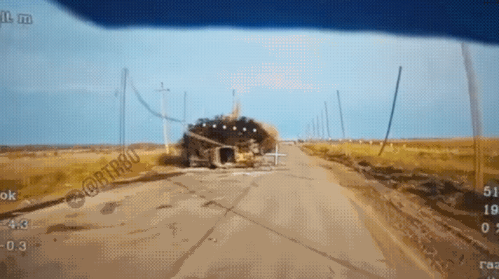 敌人不但不投降，还敢开枪还击！画面中，一架俄军光纤无人机悄悄飞到乌军跟前，三名乌