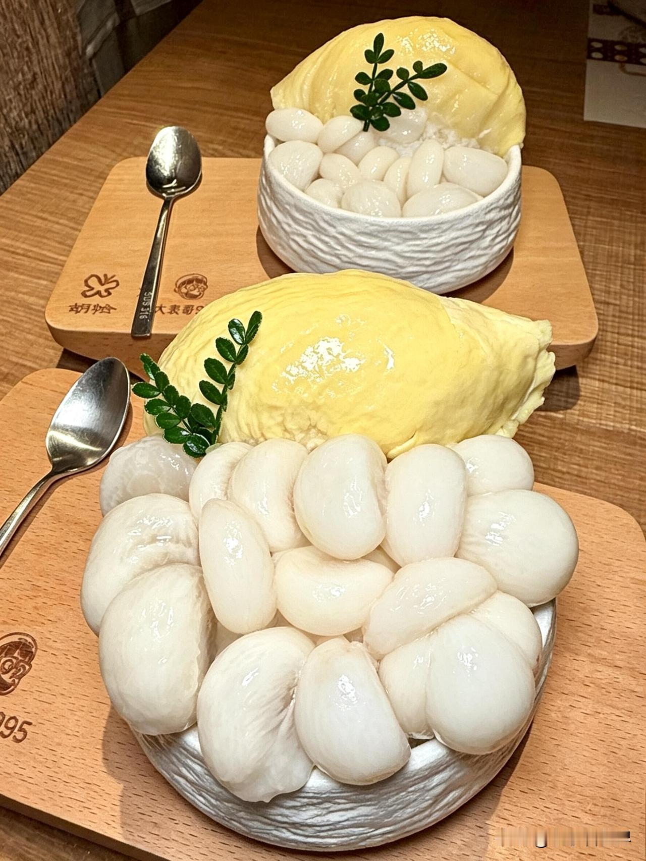 谁还没来西湖边吃这个山竹榴莲冰！
满满的榴莲肉搭配山竹，底下是牛奶雪冰，口感惊艳