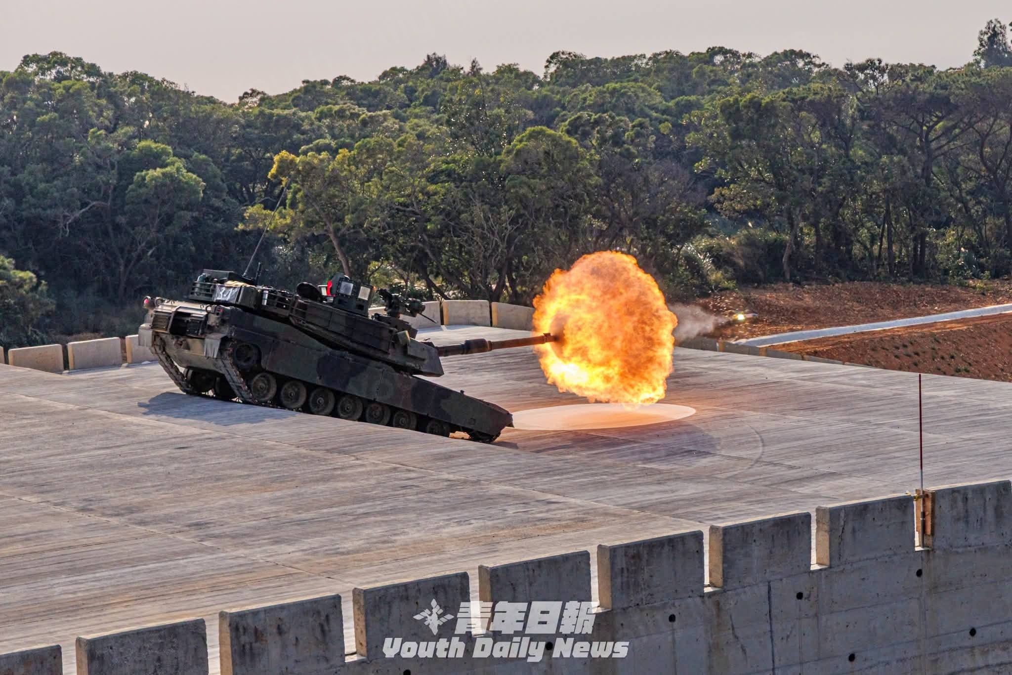 台军M1A2T下坡打炮 ​​​