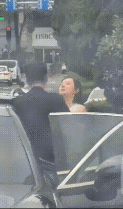 被女人狂扇耳光，枉为男人
怒扇老公耳光 女孩当街遭殴打 扇老公巴掌 女孩当街被殴