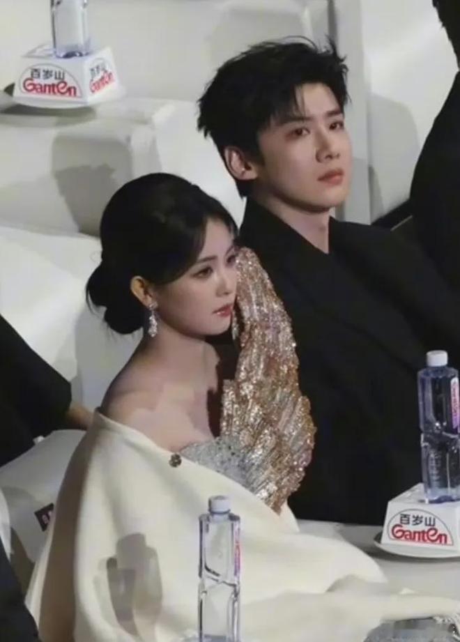 肖战白鹿白敬亭 谁说内娱没有齐舞谁说内娱齐舞靠排练？肖战、白鹿、白敬亭台下随歌摇