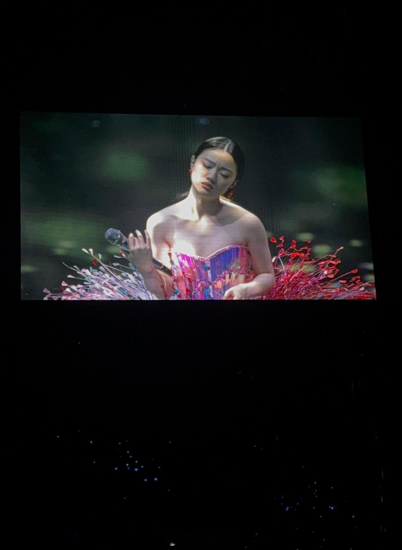 单依纯演唱会舞美是万花筒 沉浸式奔赴单依纯的梦幻舞台，多变光影绚烂灵动，像置身精