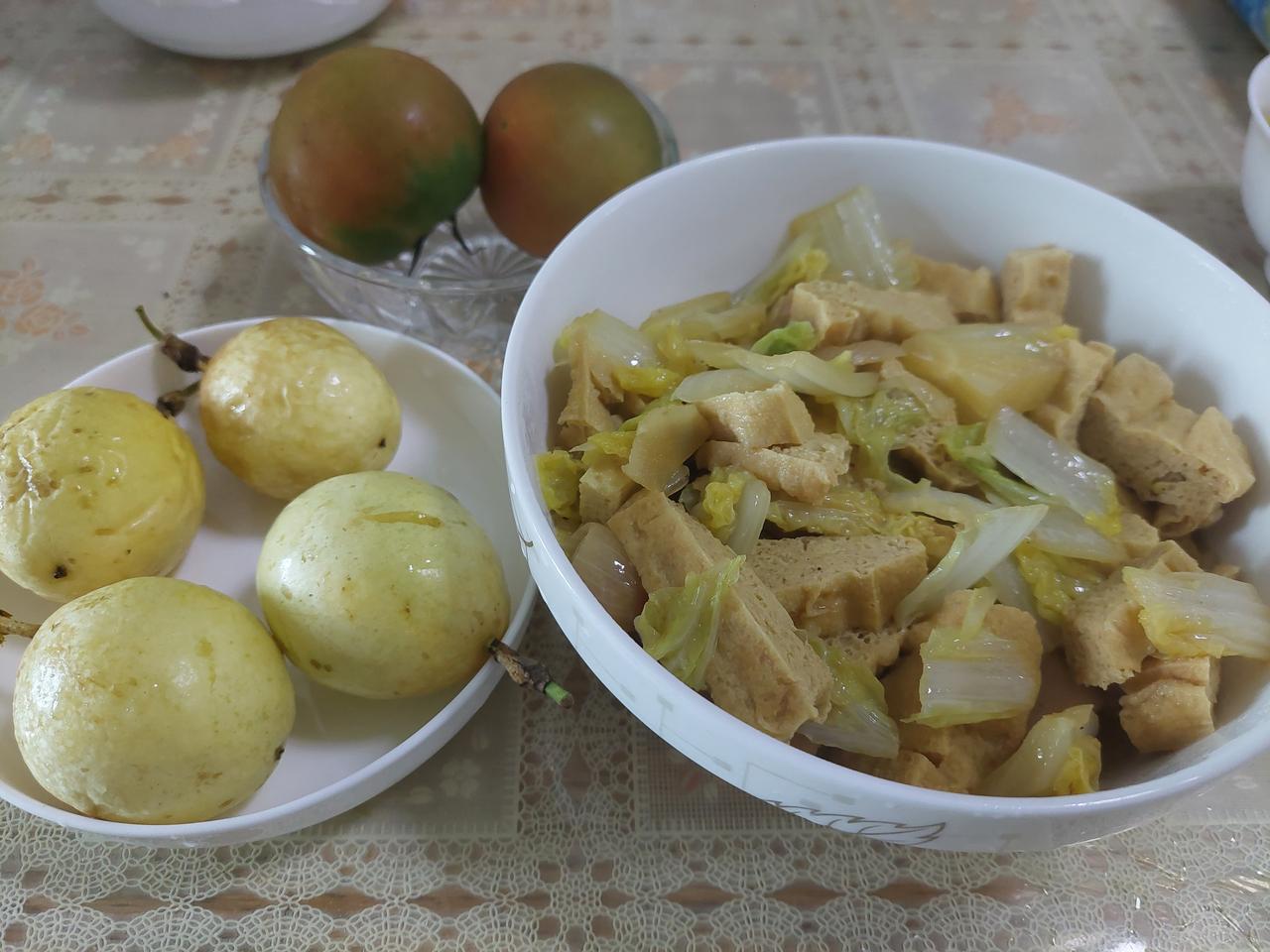 天气一直阴雨 了，人的心情也有些潮湿和低沉。

今早给自己做了一个白菜香肠炒油豆