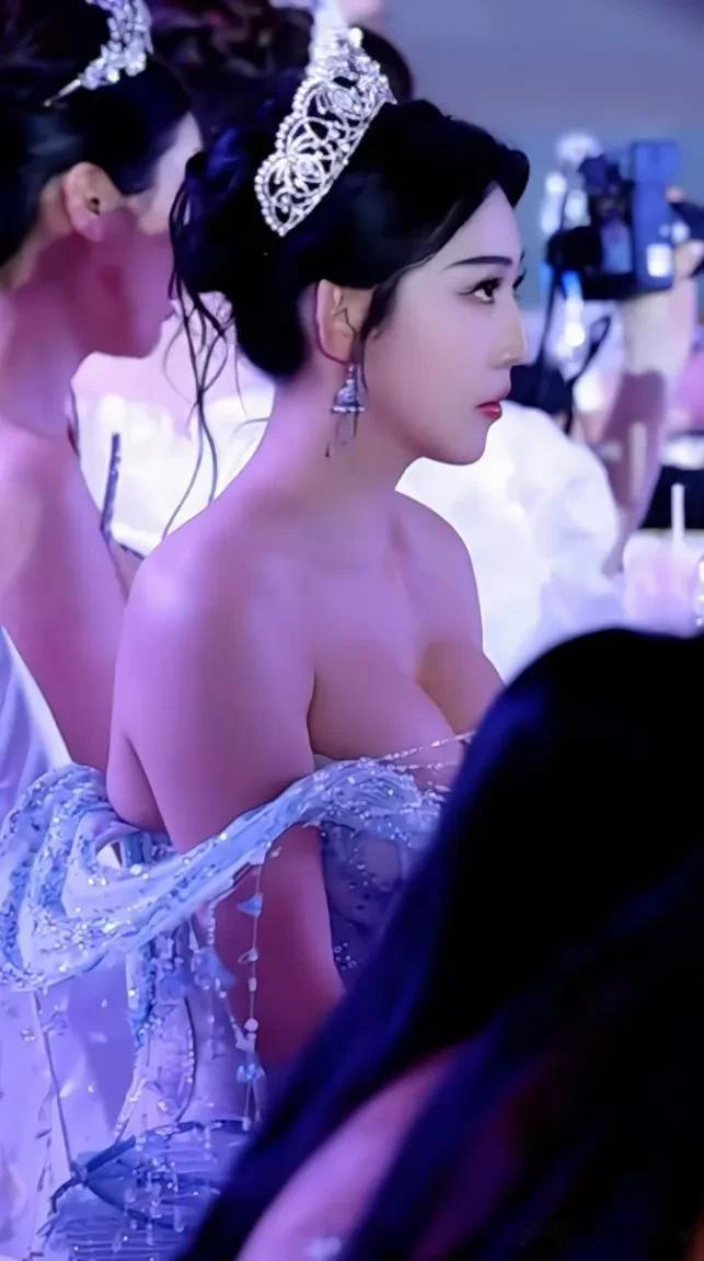 王艺凝那件抹胸，勒得刚刚好。再多一寸是低俗，再少一寸是保守。她站在镜头前，锁骨横