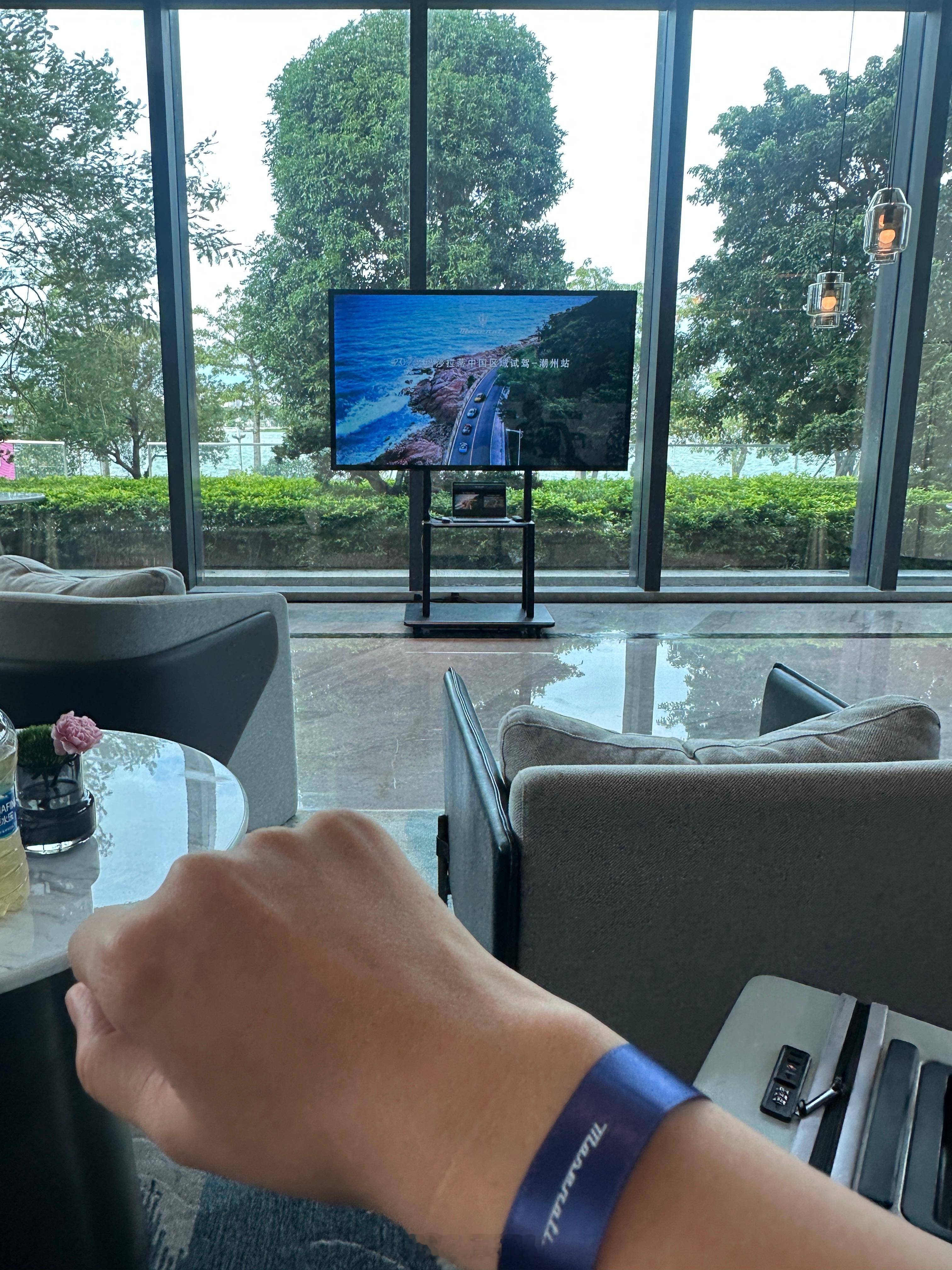 玛莎拉蒂试驾早晨也会吹气测酒精，以前参加试驾这是个常规流程，但现在很少见了。