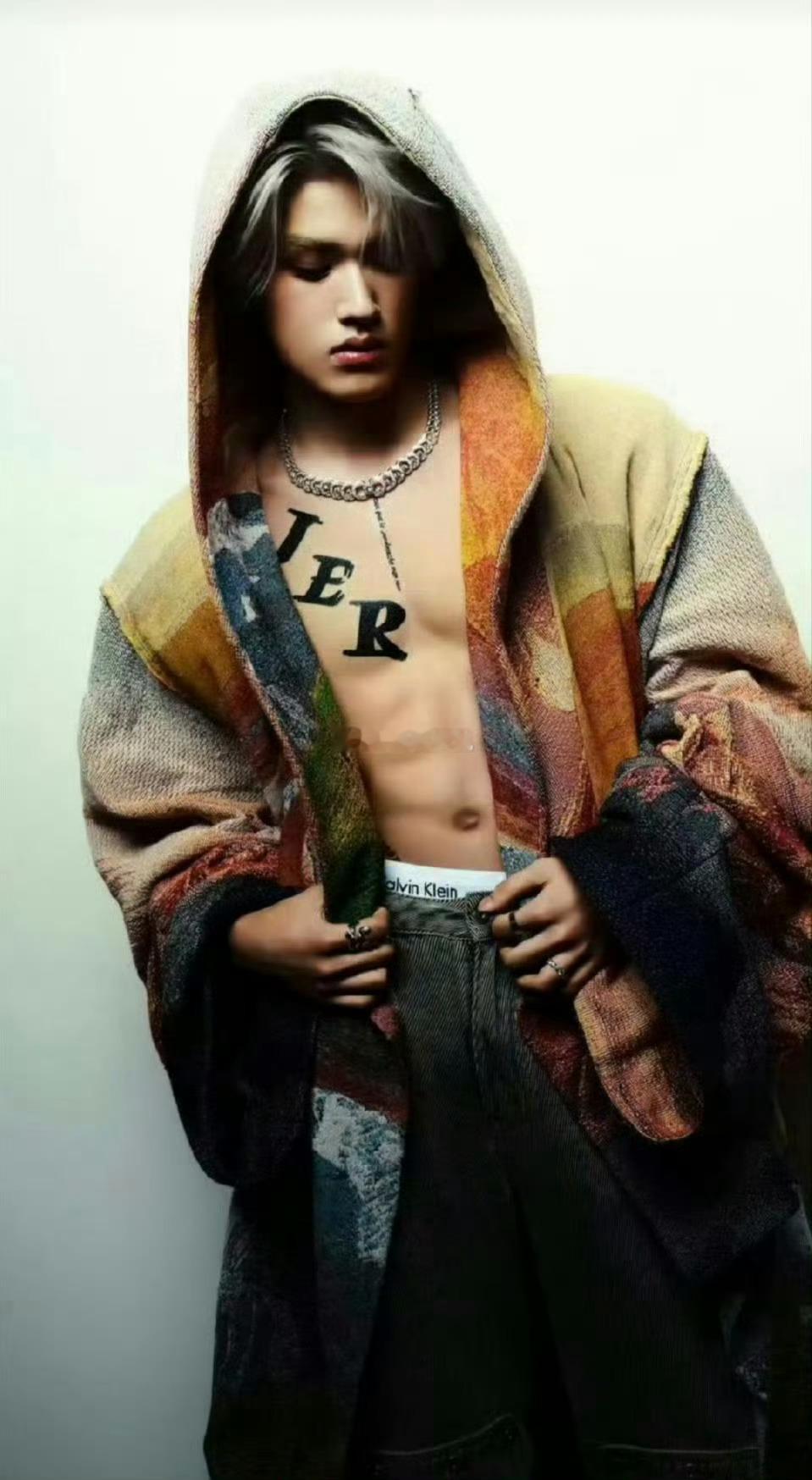 张极露腹肌了 谁被张极的腹肌狠狠惊艳到！线条利落又紧实，少年感与力量感完美融合，