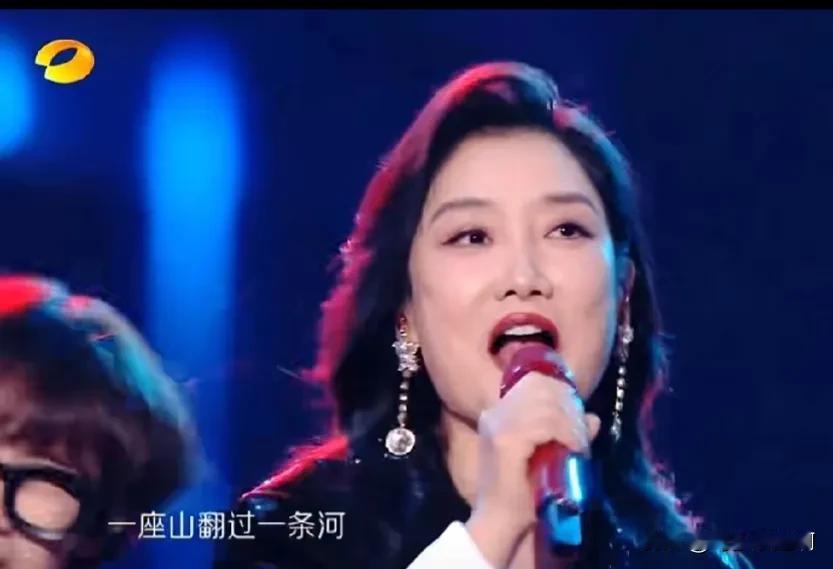 没人能逃过凤凰传奇，湖南卫视跨年夜演唱《奢香夫人》，引全体大合唱！

#今年和谁