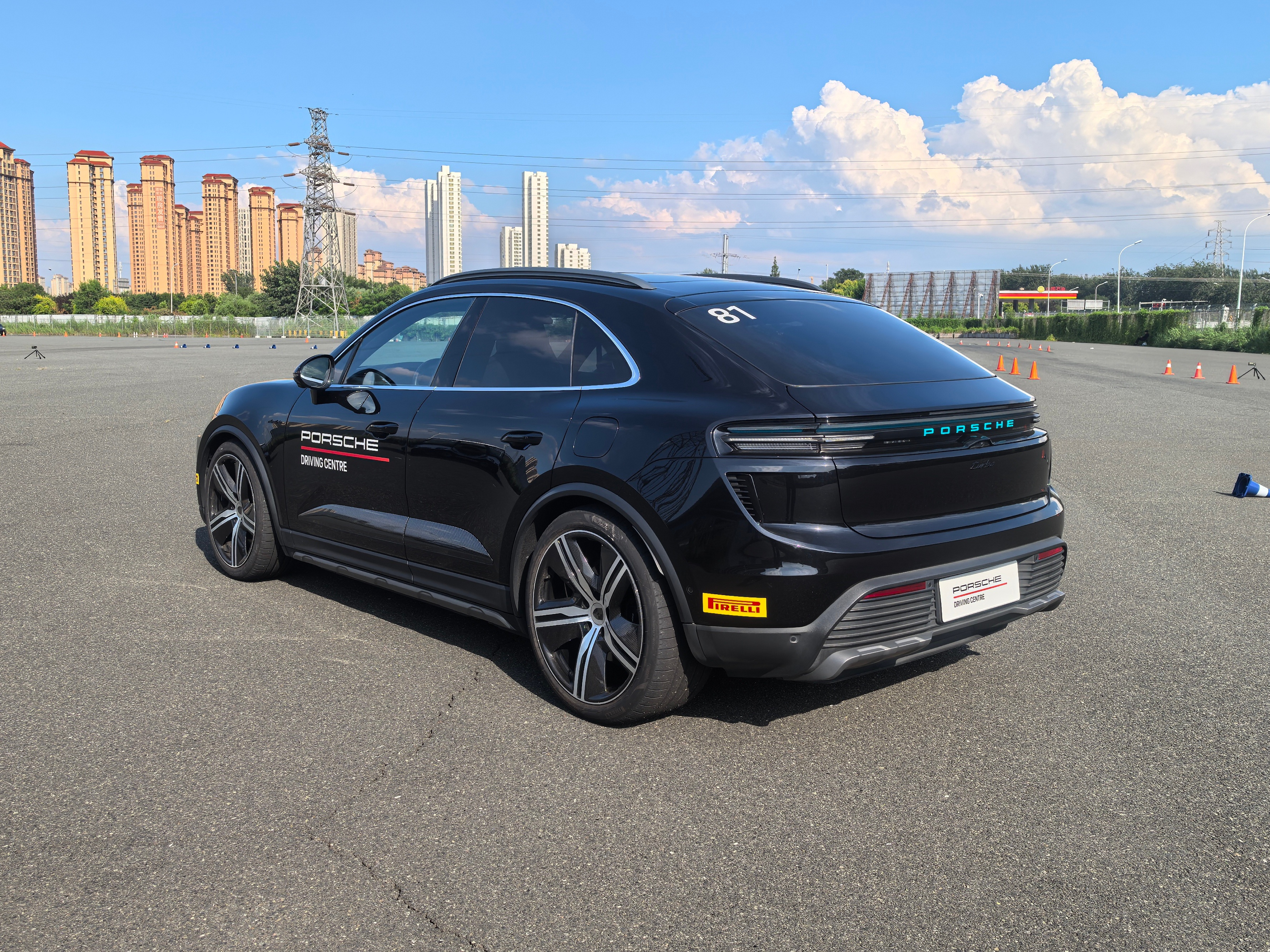 好车分享 保时捷纯电Macan turbo：这个车普通板不是特好看，但turbo