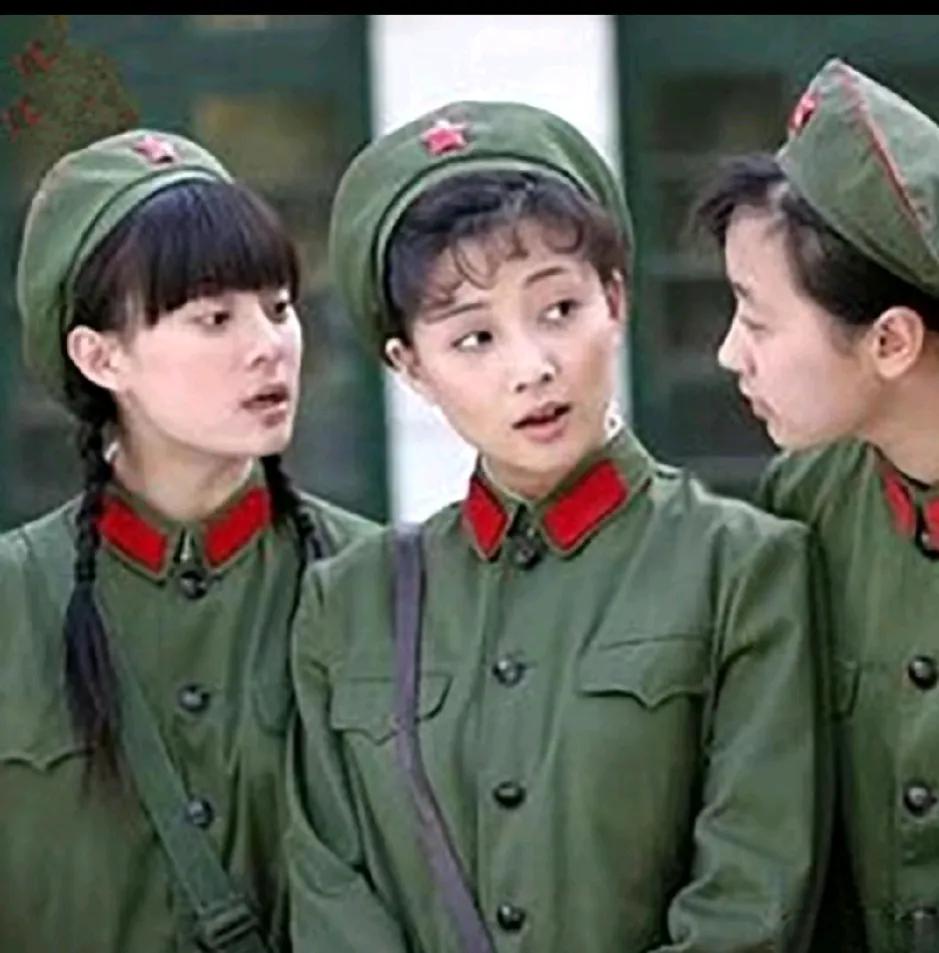 这部戏，有二十年了，当年的“两朵花”都刚二十出头，穿70年代的军装，美丽俊俏飒爽