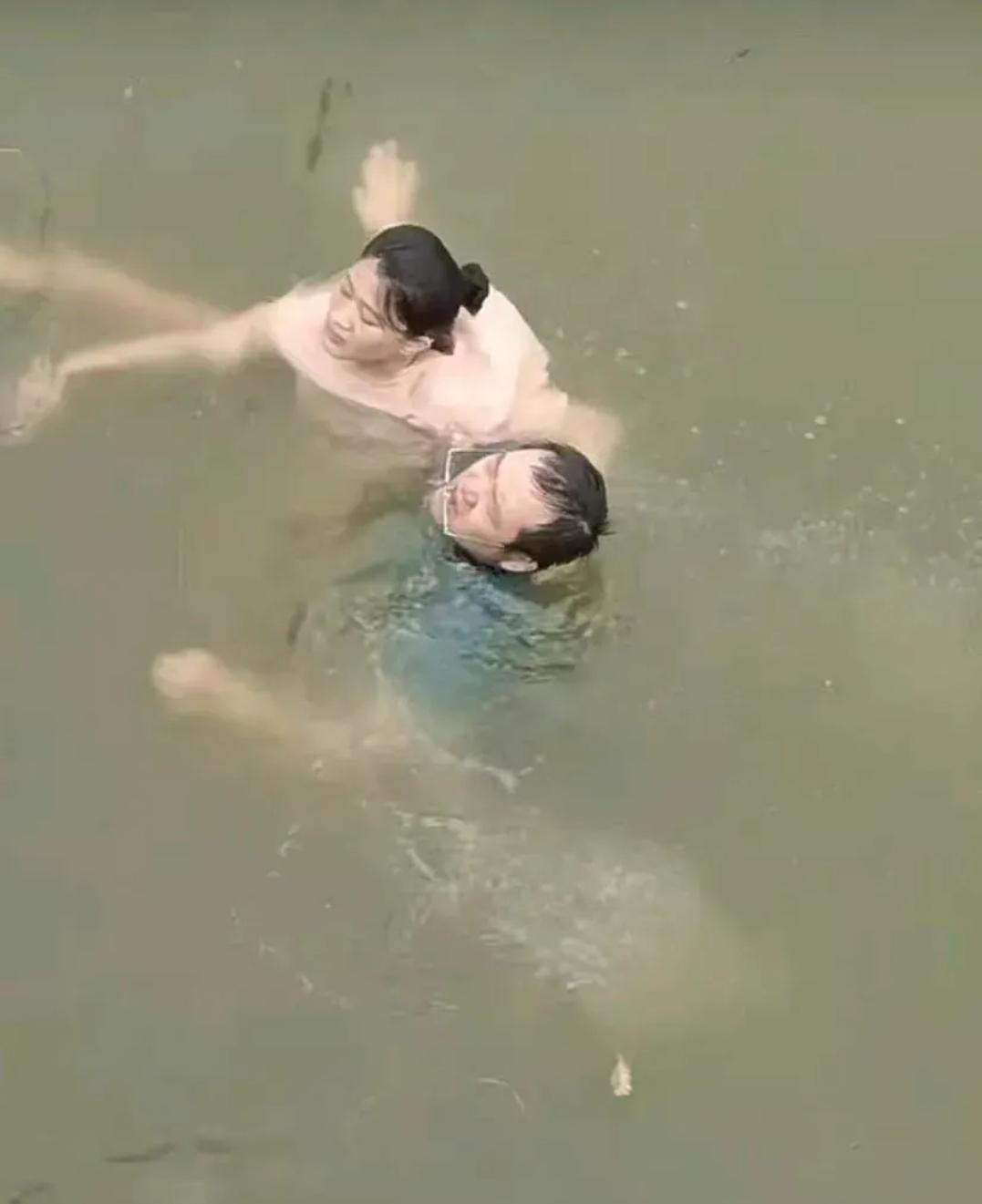 河北，男子见一女子落水，脱了衣服就跳进河里救人，结果游泳的时候把裤头游丢了。把女