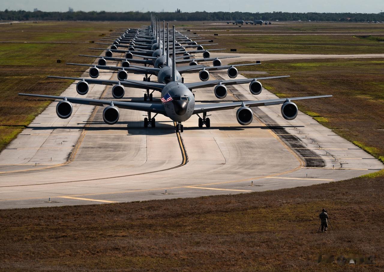 组图：戳图看18架KC-135“大象漫步”
在麦克迪尔空军基地的暴力风暴行动中，