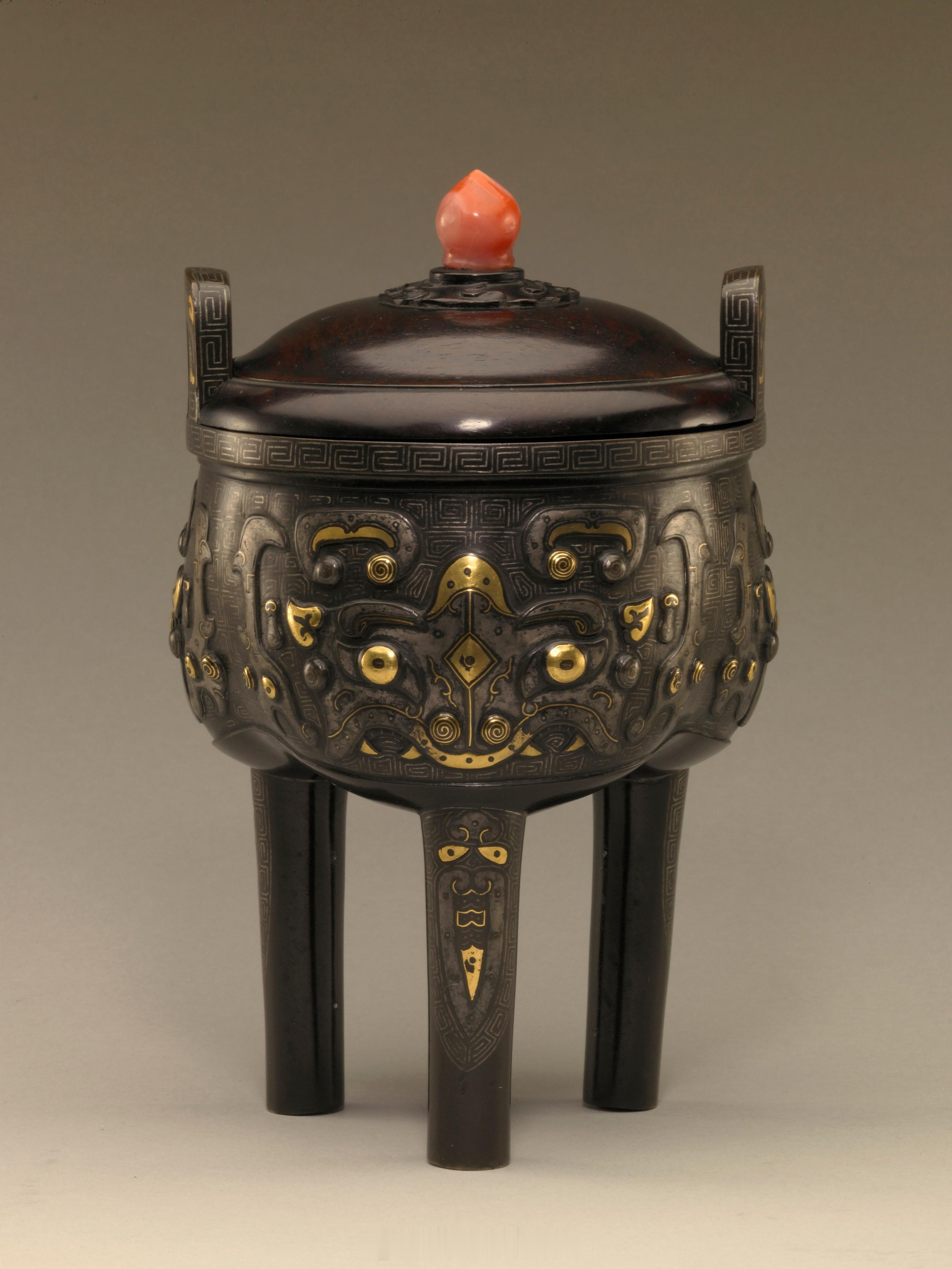 明十七世纪 胡文明 铜错金银三足炉尺寸：18.8 x 12.7 cm 总高 21