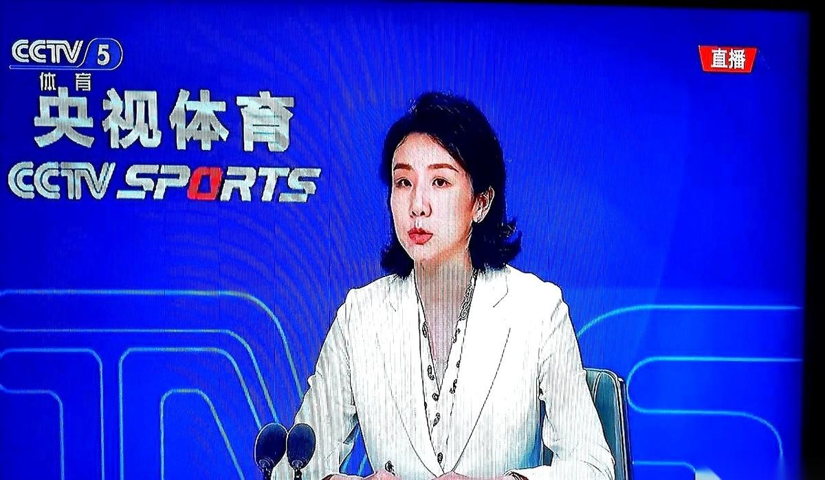 女排解说这事儿，有点意思了。
香港站的比赛，前一天还在解说席上的李颖，第二天，人