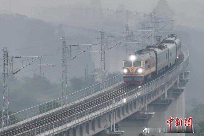 中新网成都11月22日电 (记者 刘忠俊)11月22日清晨，55412次检测列车