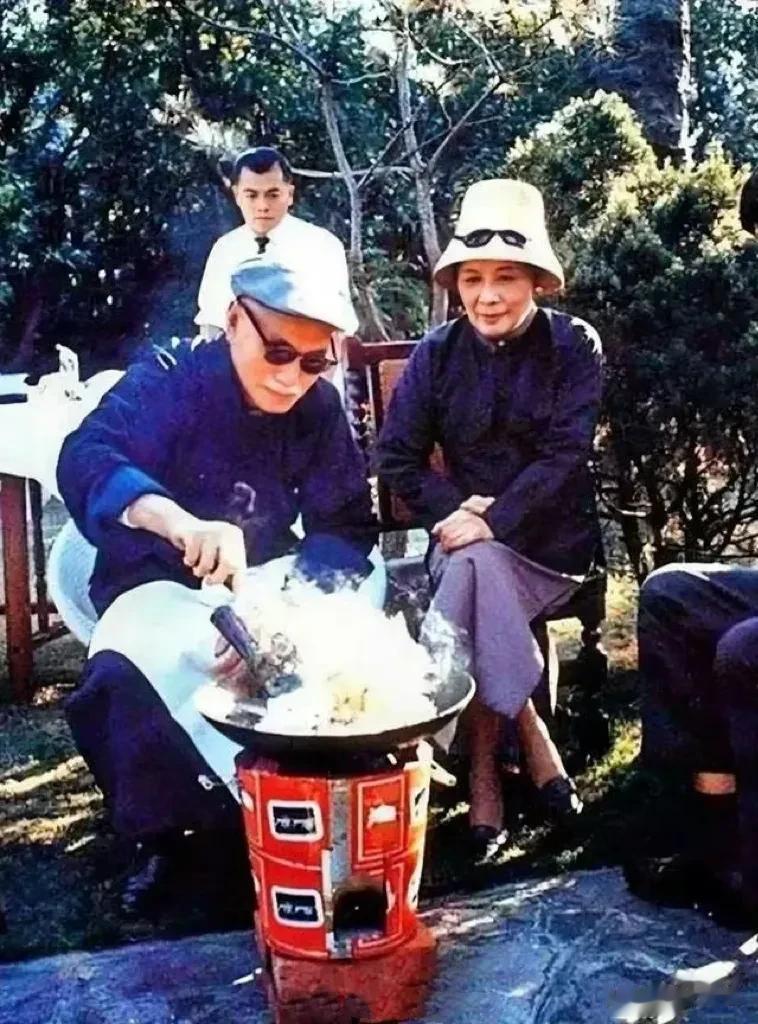 蒋中正为妻子做蛋炒饭的场景！60年代，蒋中正和妻子宋美龄，外出游玩时，一张罕见的