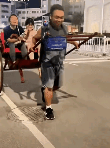 “太聪明了！”近日，广西有个小伙在街头拉起了黄包车，一人收费10元。

网友们惊