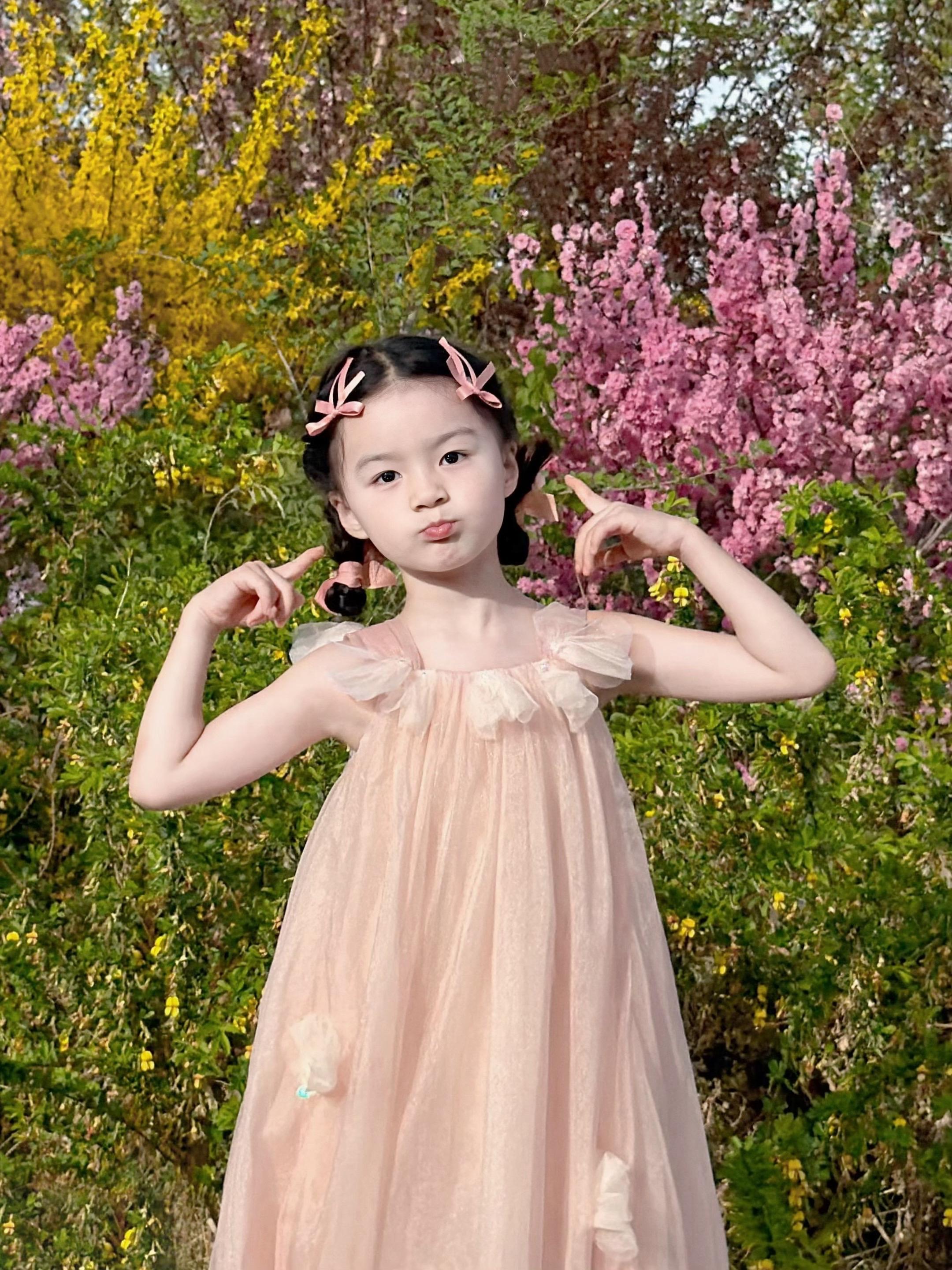 夏日的阳光、微风、永远明媚的女儿🍃🌷。你要快乐的做独一无二的那朵花...