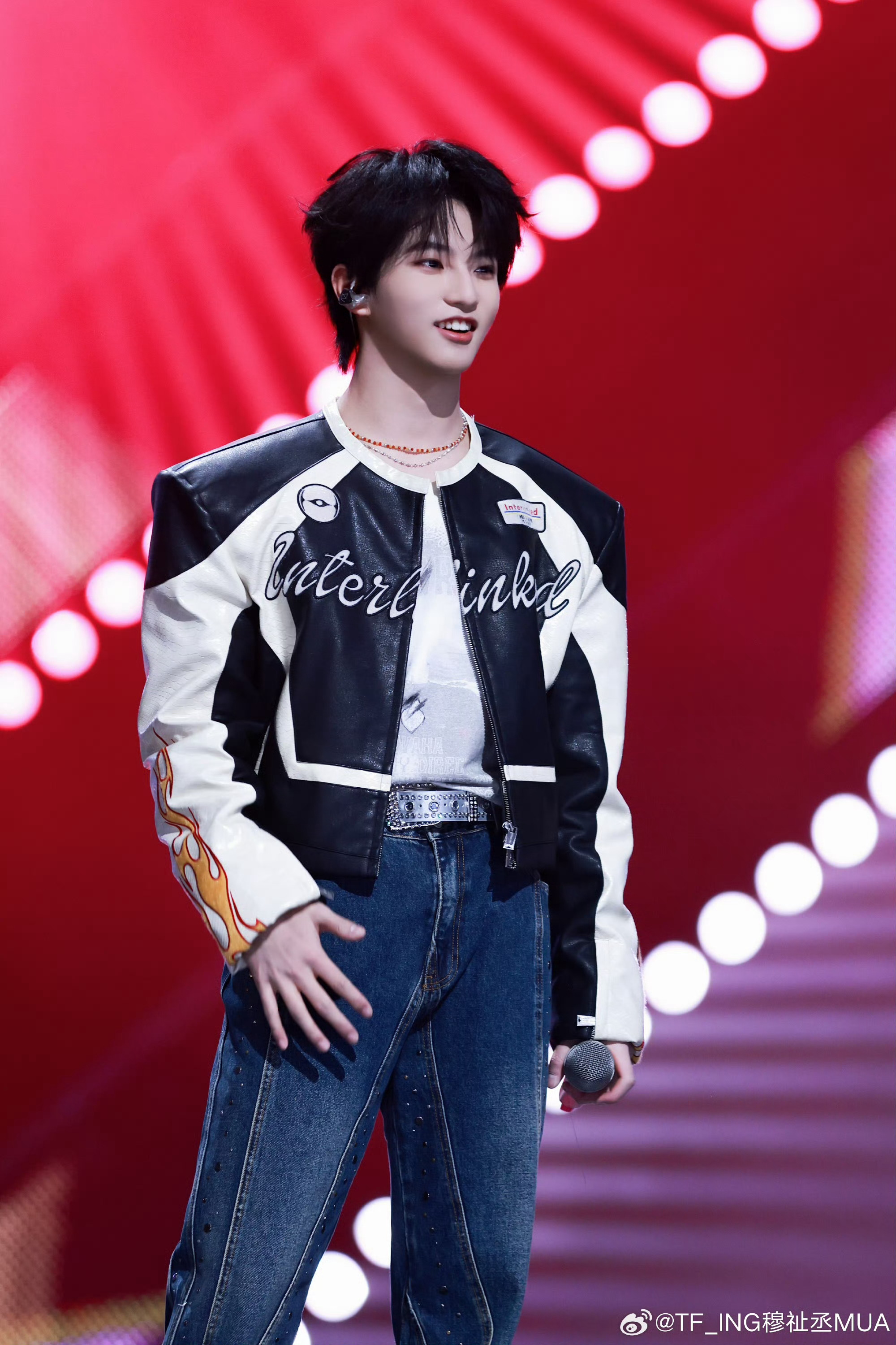 穆祉丞在舞台上发光发热的样子，就是青春最鲜活的模样，这才是舞台该有的样子🌟朝朝