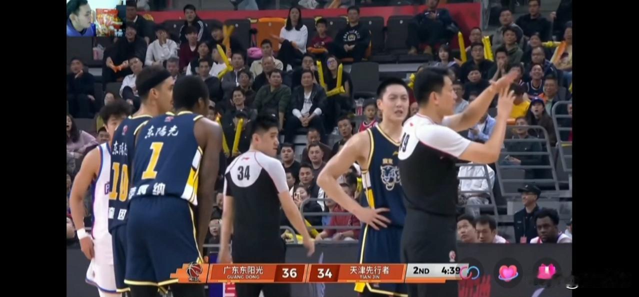 萨姆纳莫名其妙被吹技术犯规，杜锋表示强烈不满！
萨姆纳断球失败，被吹防守犯规，自