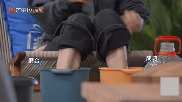 秦岚刻进DNA的养生意识秦岚泡脚仪式感秦岚也太有综艺感了！十个泡脚桶配十一个人，