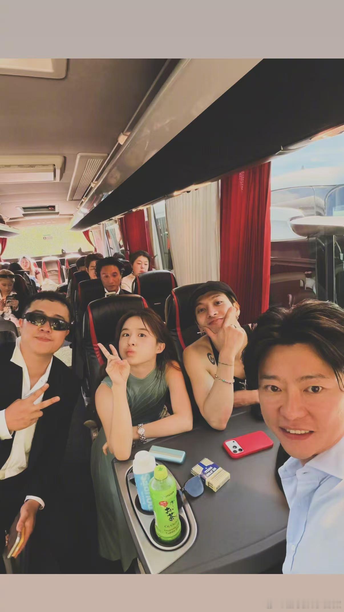 王嘉尔发文祝福何煪君奚梦瑶王嘉尔祝何煪君奚梦瑶白头偕老多年交情肉眼可见，王嘉尔晒