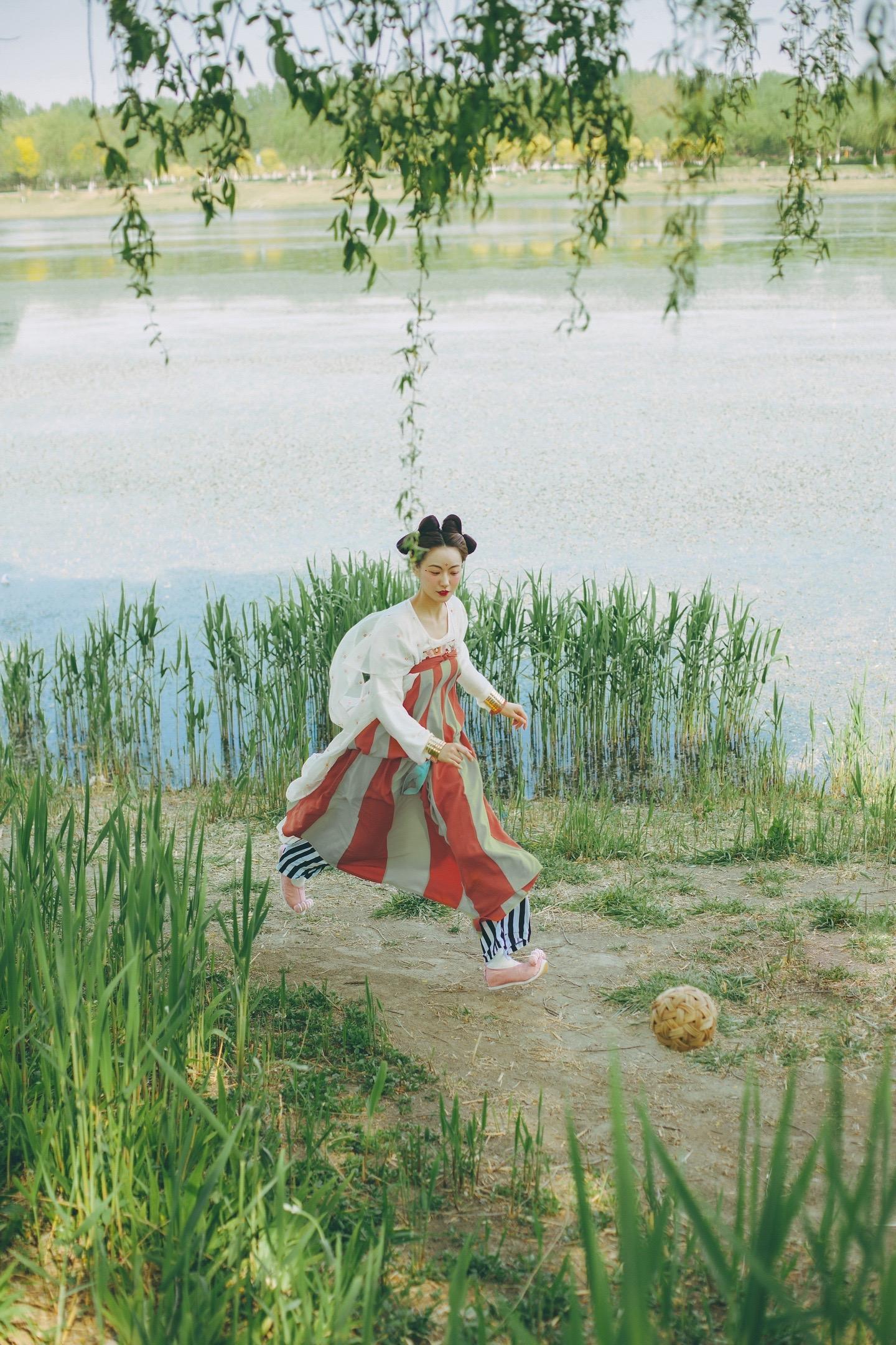 悠悠夏日长｜大唐追风少女。✨从步辇图出逃的贞观小宫女，在河畔自娱自乐的...